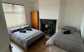Very Nice Triple Room At 2 Iveragh Rd-5